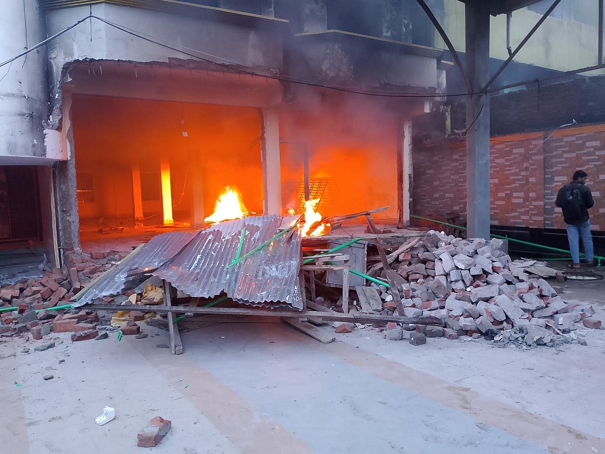 লক্ষ্মীপুর শহরে আওয়ামী লীগের সাবেক সংসদ সদস্য নুর উদ্দিন চৌধুরীর বাড়িতে আবারও আগুন ধরিয়ে দেয় বিক্ষুব্ধ লোকজন। আজ বিকেলে