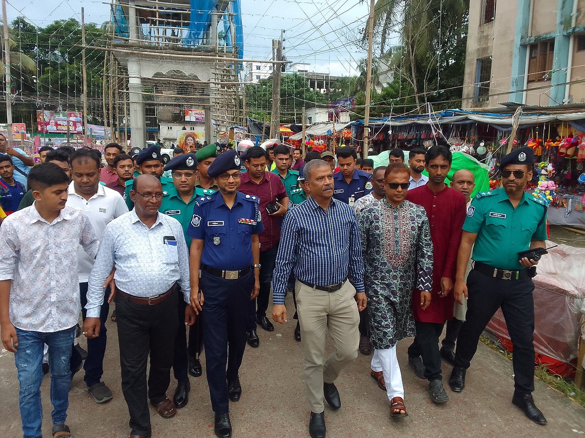 বরিশাল নগরের বিভিন্ন পূজামণ্ডপ পরিদর্শনে আইন উপদেষ্টা আসিফ নজরুল। আজ দুপুরে তোলা