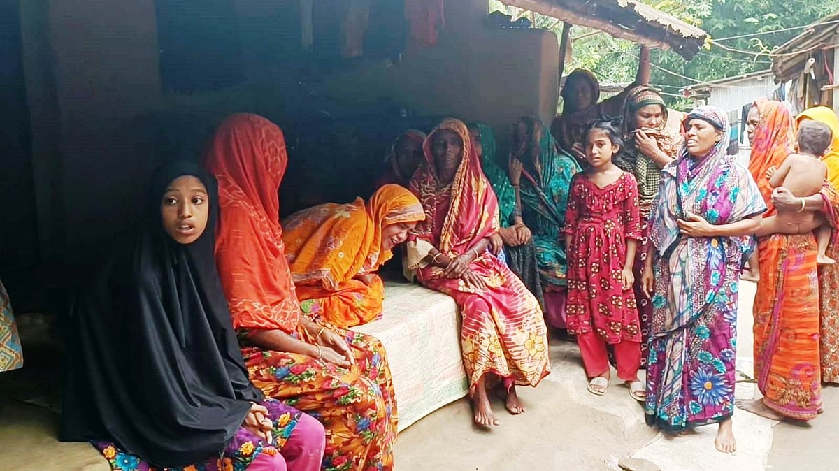 বদর উদ্দীনের স্বজনদের আহাজারি। আজ বুধবার দুপুরে চুয়াডাঙ্গার জীবননগর উপজেলার সীমান্ত ইউনিয়নের বেণিপুর গ্রামে