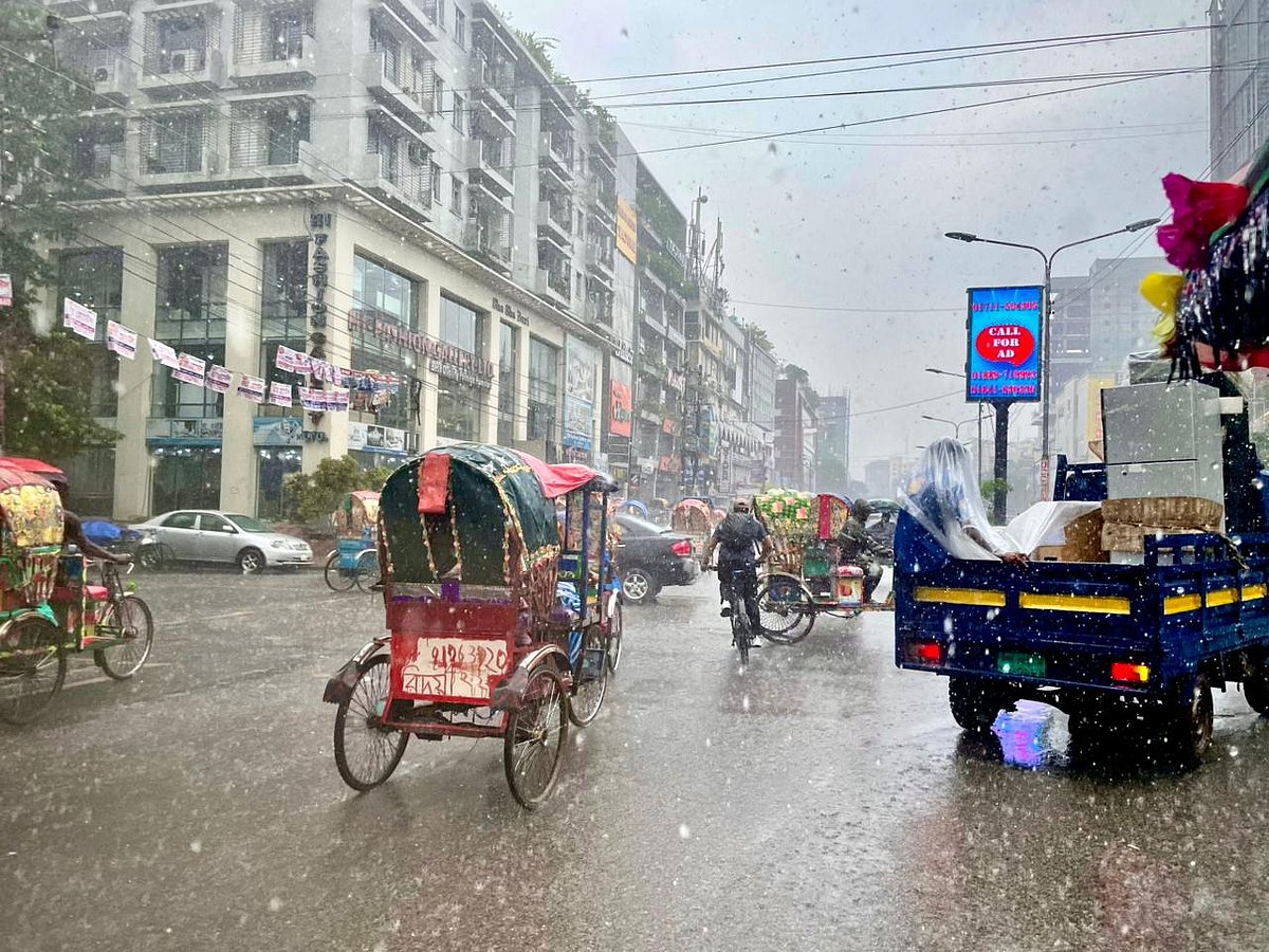 গত ২৪ ঘণ্টায় সারা দেশের মধ্যে রাজধানী ঢাকায় সর্বোচ্চ বৃষ্টি হয়েছে। ধানমন্ডির সাতমসজিদ রোডের দৃশ্য, ৩০ সেপ্টেম্বর, ২০২৫