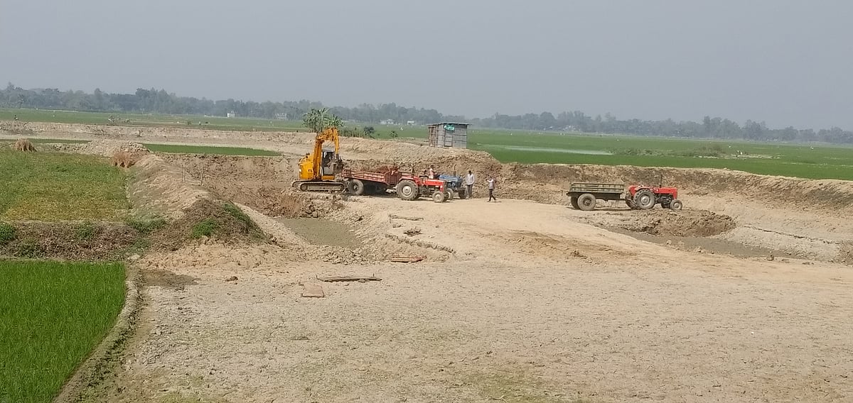 নিষেধাজ্ঞা অমান্য করে কৃষিজমিতে কাটা হচ্ছে পুকুর। সম্প্রতি নওগাঁর বদলগাছী উপজেলার দ্বীপগঞ্জ গ্রামে