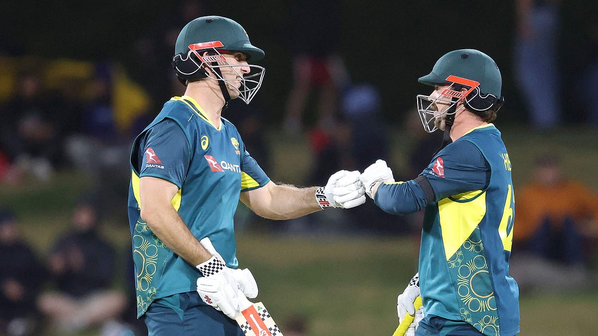 ৬৭ রানের জুটি গড়েন মার্শ ও হেড