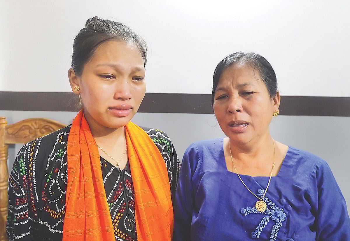 খাগড়াছড়ির রামেসু বাজারে সহিংসতার ঘটনায় নিহত হয় থৈইচিং মারমা। কথা বলতে গিয়ে তাঁর স্ত্রী সন্তানসম্ভবা টুনি মারমা ও মা দানুপ্রু মারমা কান্নায় ভেঙে পড়েন। গতকাল বেলা ২টায় খাগড়াছড়ি রামেসু বাজারের মারমাপাড়ায়