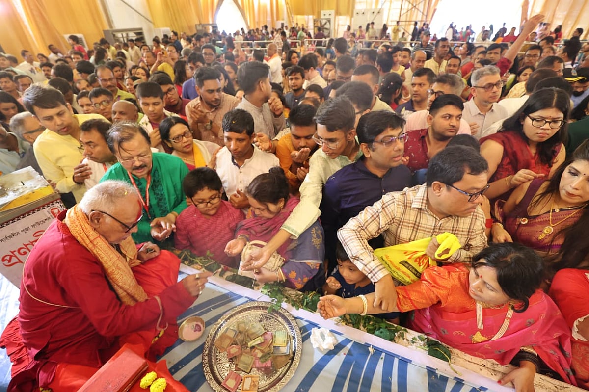 অঞ্জলি নিবেদন শেষে ভক্তরা চরণামৃত ও যজ্ঞের ফোঁটা সংগ্রহ করেন। বনানী পূজামণ্ডপ, ঢাকা