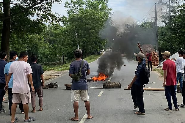 কিশোরীকে দলবদ্ধ ধর্ষণের অভিযোগ ওঠার পর এর প্রতিবাদে অবরোধ কর্মসূচির সমর্থনে সড়কে টায়ার জ্বালানো হয়েছে। গত শনিবার সকালে খাগড়াছড়ির চেঙ্গী সেতু এলাকায়