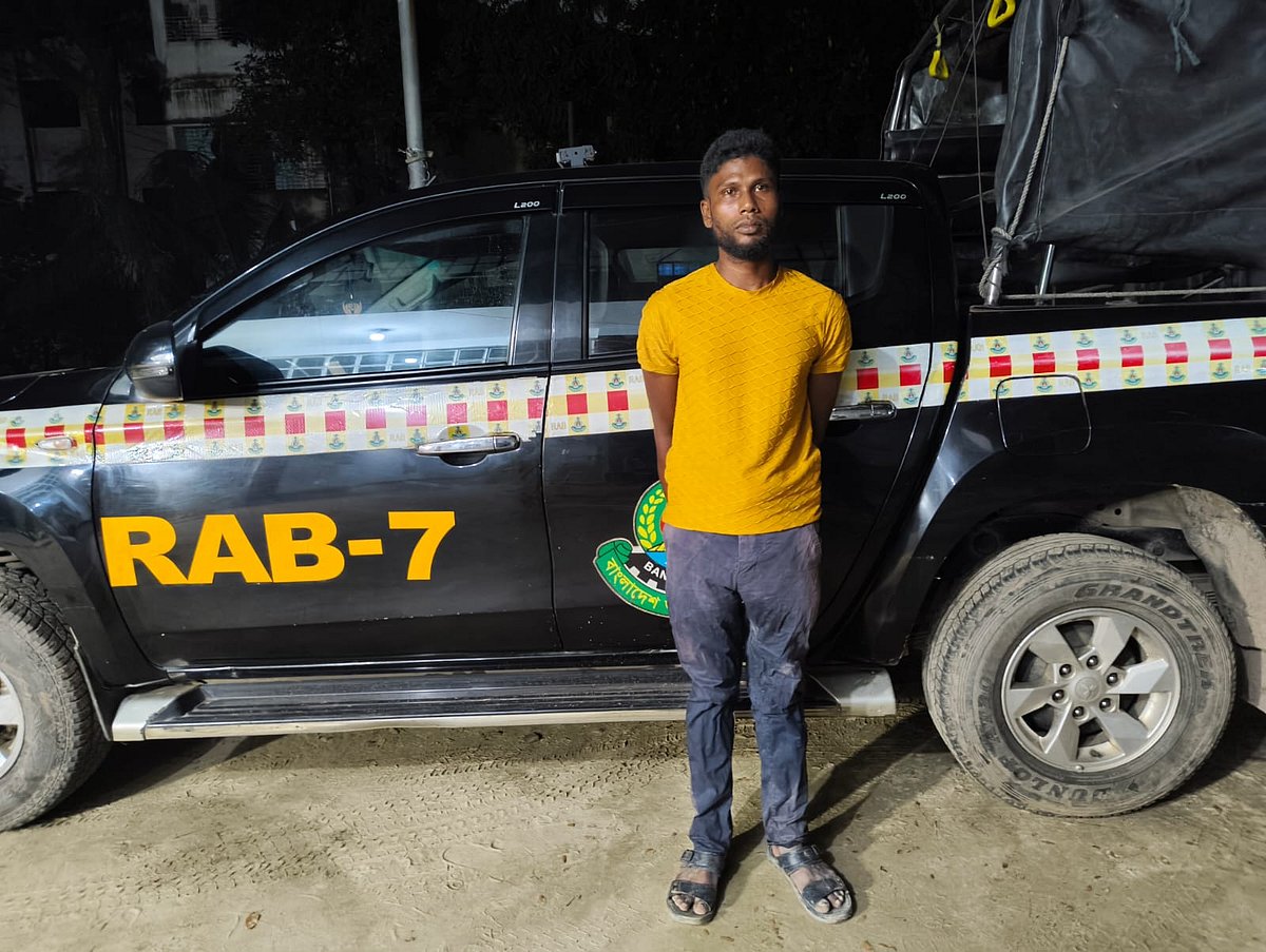 ঢাকার আদালত প্রাঙ্গণ থেকে পুলিশের হাতে কামড় দিয়ে পালানো হত্যা মামলার আসামি মো. শরিফুল ইসলাম