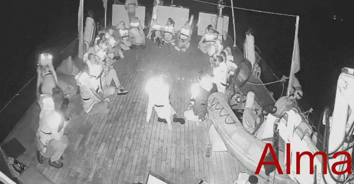 গাজা অভিমুখী নৌবহরে থাকা আলমা নৌযানের ডেকে বসে আছেন আরোহীরা। ভিডিও থেকে নেওয়া ছবি