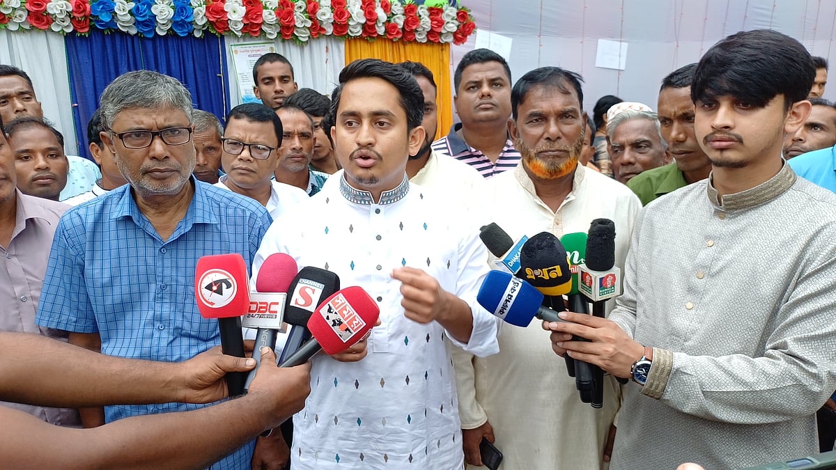 সাংবাদিকদের সঙ্গে কথা বলছেন এনসিপি নেতা সারজিস আলম। বুধবার বিকেলে পঞ্চগড়ের আটোয়ারী উপজেলার মালিগাঁও তেঁতুলতলা দুর্গামন্দিরে