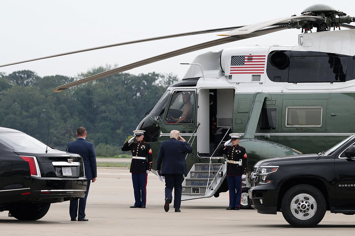 মার্কিন শীর্ষ জেনারেলদের সমাবেশে বক্তব্যের পর হেলিকপ্টারে উঠছেন প্রেসিডেন্ট ডোনাল্ড ট্রাম্প। ৩০ সেপ্টেম্বর ২০২৫, ভার্জিনিয়া