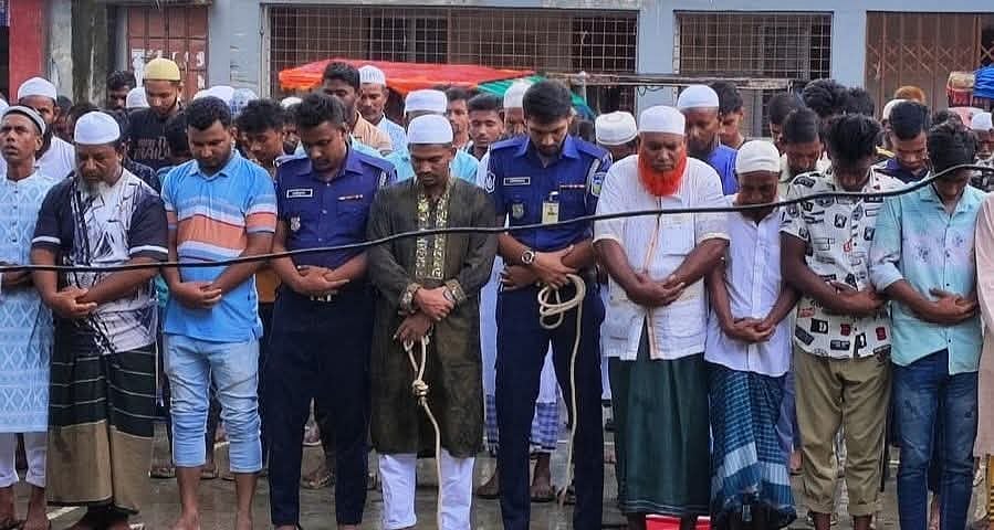 (প্যারোলে মুক্তি পেয়ে বাবার জানাজায় অংশ নেন যুবলীগ নেতা মো. মাকসুদুর রহমান। বৃহস্পতিবার সকাল ছয়টা থেকে বেলা দুইটা পর্যন্ত তাঁকে প্যারোলে মুক্তি দেওয়া হয়