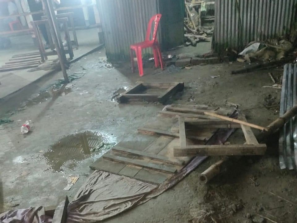 নেত্রকোনার মোহনগঞ্জ উপজেলায় একটি মণ্ডপের পূজা কমিটির লোকজনের ওপর হামলা ও ভাঙচুরের পর ছড়িয়ে–ছিটিয়ে থাকা চেয়ার-টেবিল। গতকাল বুধবার রাত দেড়টার দিকে মাঘান সিয়াধার ইউনিয়নের খুশিমুল গ্রামের হরি মন্দিরসংলগ্ন পূজামণ্ডপে