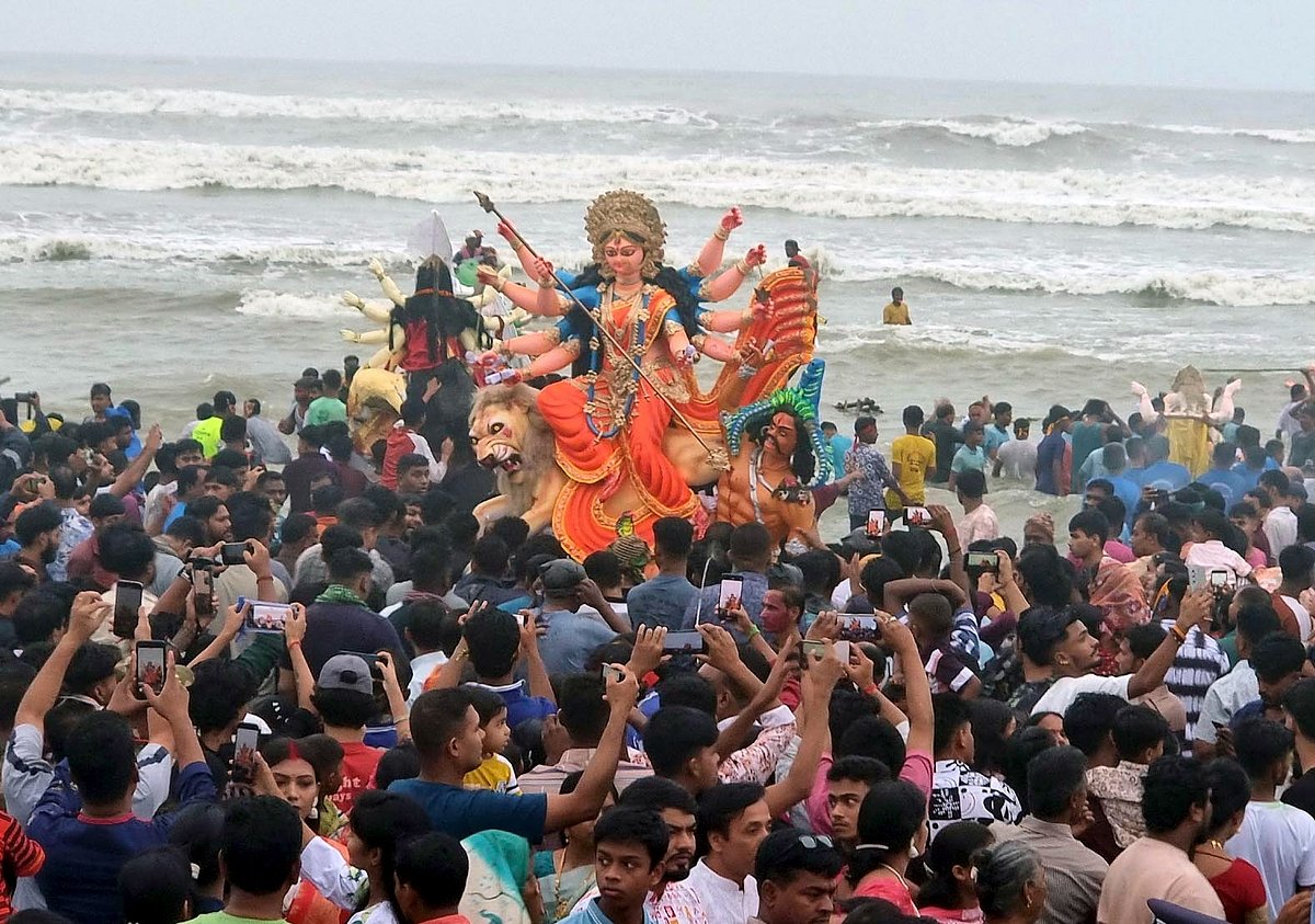 কক্সবাজার সমুদ্রসৈকতে উৎসবমুখর পরিবেশে প্রতিমা বিসর্জন দেওয়া হয়। আজ বিকেলে