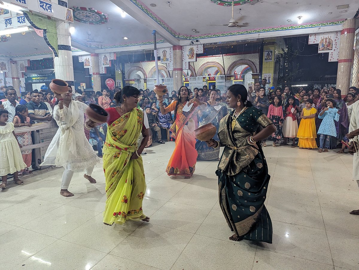 শরীয়তপুরের জেলা কেন্দ্রীয় (শ্রীশ্রী শ্যামসুন্দর জিউ) মন্দিরে দুর্গাপূজায় ধুনুচি নাচে মেতে উঠেছেন প্রতিযোগীরা। গতকাল বুধবার রাতে তোলা