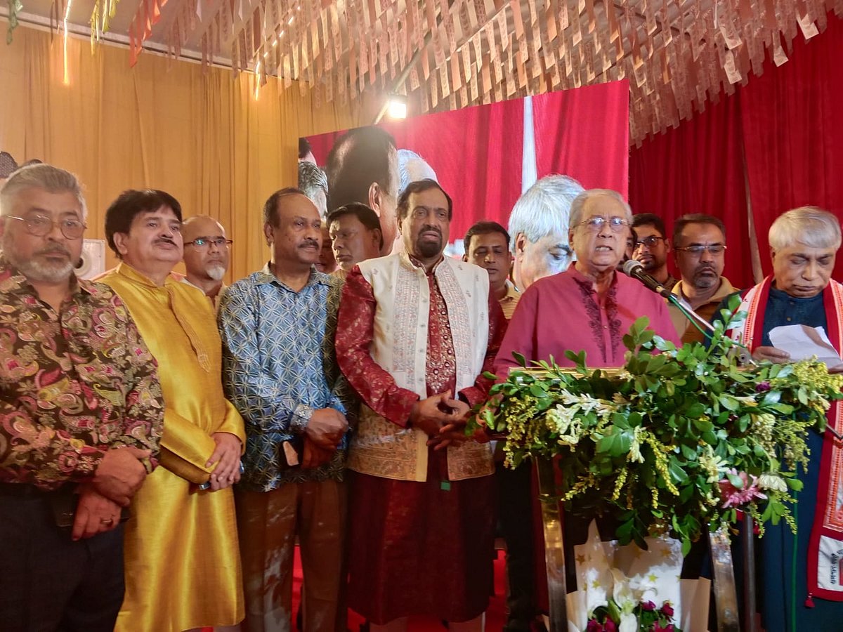 বনানী পূজামণ্ডপ পরিদর্শন শেষে বক্তব্য দেন জাতীয় পার্টির একাংশের চেয়ারম্যান আনিসুল ইসলাম মাহমুদ