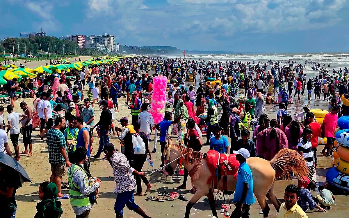 বৈরী আবহাওয়ায় কক্সবাজার সাগরের উপকূল উত্তাল। থেমে থেমে চলছে ঝড়-বৃষ্টি। সবকিছু উপেক্ষা করে সৈকতে সমবেত হয়েছেন লাখো পযটক। গতকাল বিকালে  সৈকতের সুগন্ধা পয়েন্টে