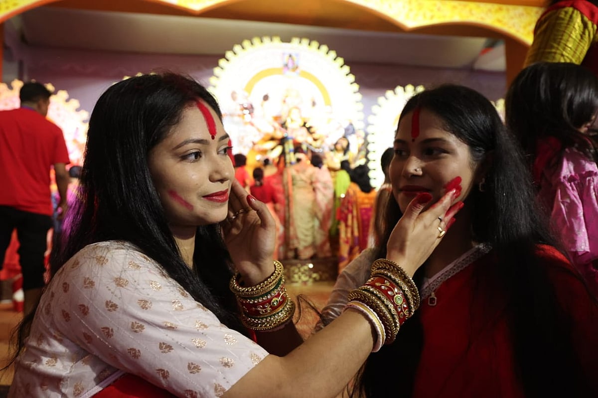 শারদীয় দুর্গোৎসবের বিজয়া দশমীতে চলছে সিঁদুর খেলা। আজ বৃহস্পতিবার সকালে খামারবাড়ির বাংলাদেশ কৃষিবিদ ইনস্টিটিউট অডিটরিয়াম–সংলগ্ন সনাতন সমাজকল্যাণ সংঘের মণ্ডপে