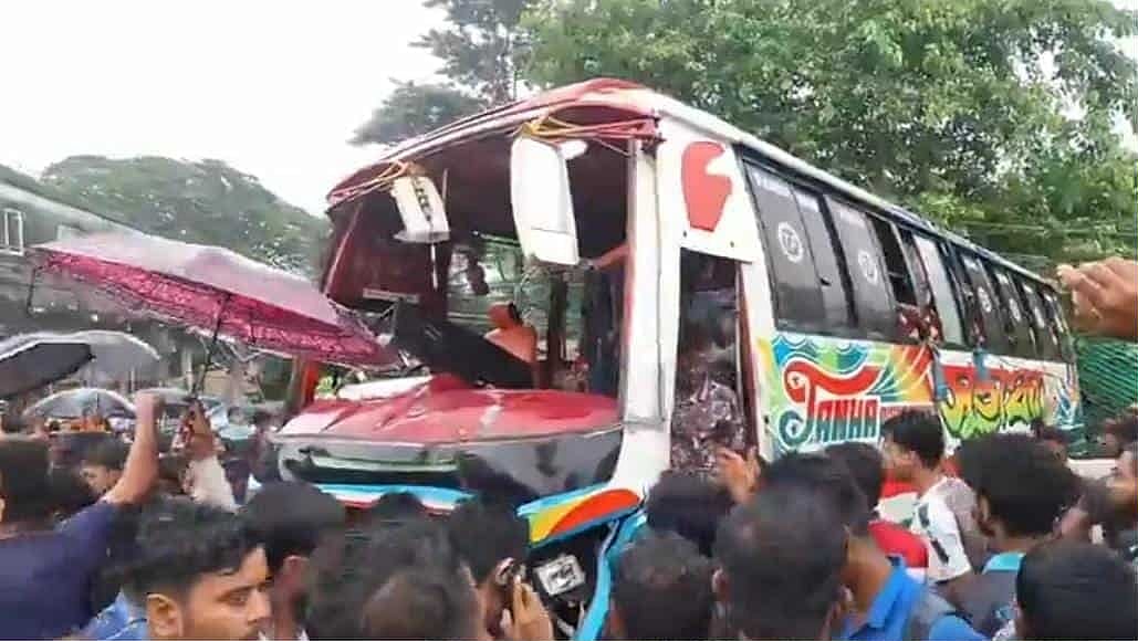 বাসটি একাধিক ছোট পরিবহনকে ধাক্কা দিয়ে ব্রিজের রেলিংয়ের পাশে উল্টে যায়, এ সময় একটি পিকআপ পেছন থেকে বাসটিকে ধাক্কা দেয়। আজ বৃহস্পতিবার সকালে