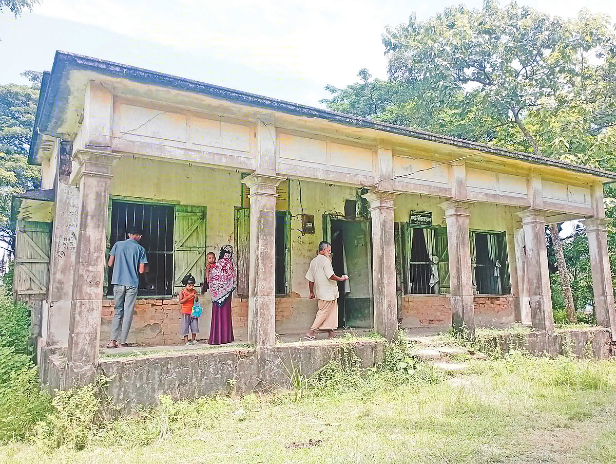 পটিয়ার ধলঘাট ইউনিয়নের গুরুদাশ দত্ত উপস্বাস্থ্যকেন্দ্রের ঝুঁকিপূর্ণ ভবন