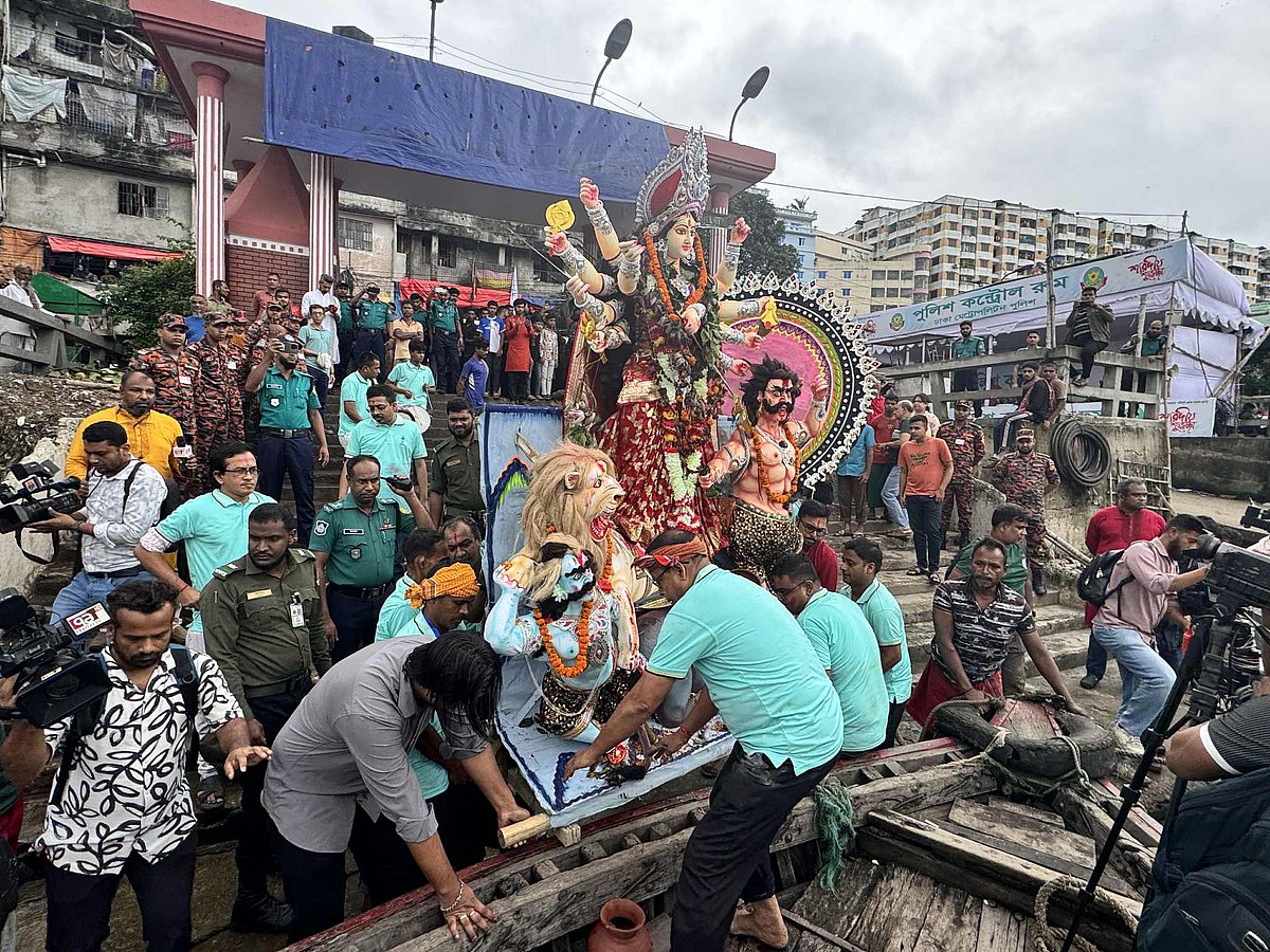 রাজধানীর ধানমন্ডি থানার দুর্গামন্দিরের প্রতিমা বিসর্জনের মধ্য দিয়ে বুড়িগঙ্গায় বিসর্জন কার্যক্রম শুরু হয়েছে। বৃহস্পতিবার বেলা তিনটার দিকে পুরান ঢাকার সদরঘাট এলাকায় বীণা স্মৃতি স্নানঘাটে