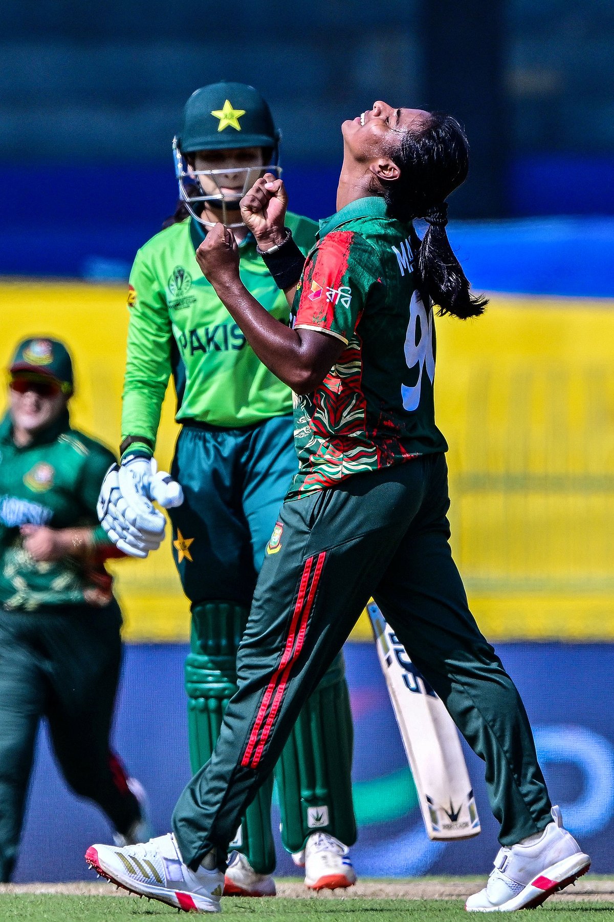 পাকিস্তানের ইনিংসের প্রথম ওভারের শেষ দুই বলে দুর্দান্ত দুই ডেলিভারিতে ২ উইকেট নিয়েছেন বাংলাদেশের পেসার মারুফা আক্তার