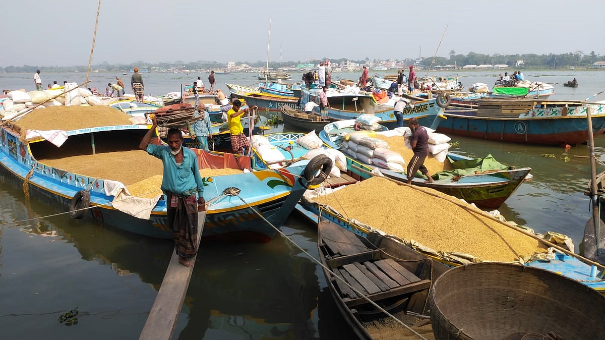 বরিশালের বানারীপাড়া উপজেলার সন্ধ্যা নদীতে ভাসমান বাজারে চলছে ধান-চাল কেনাবেচা। সম্প্রতি তোলা