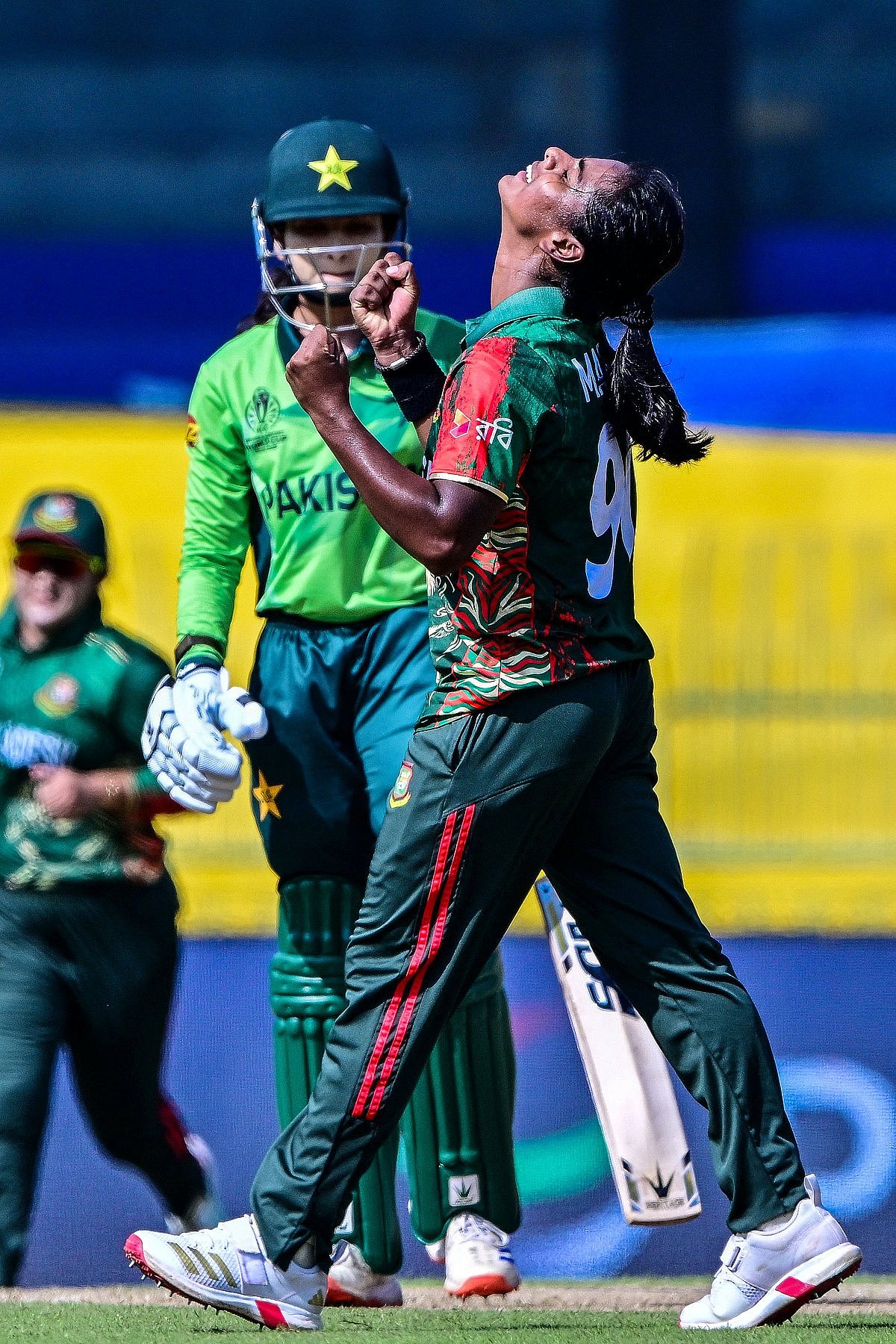 পাকিস্তানের ইনিংসের প্রথম ওভারের শেষ দুই বলে দুর্দান্ত দুই ডেলিভারিতে ২ উইকেট নিয়েছেন বাংলাদেশের পেসার মারুফা আক্তার