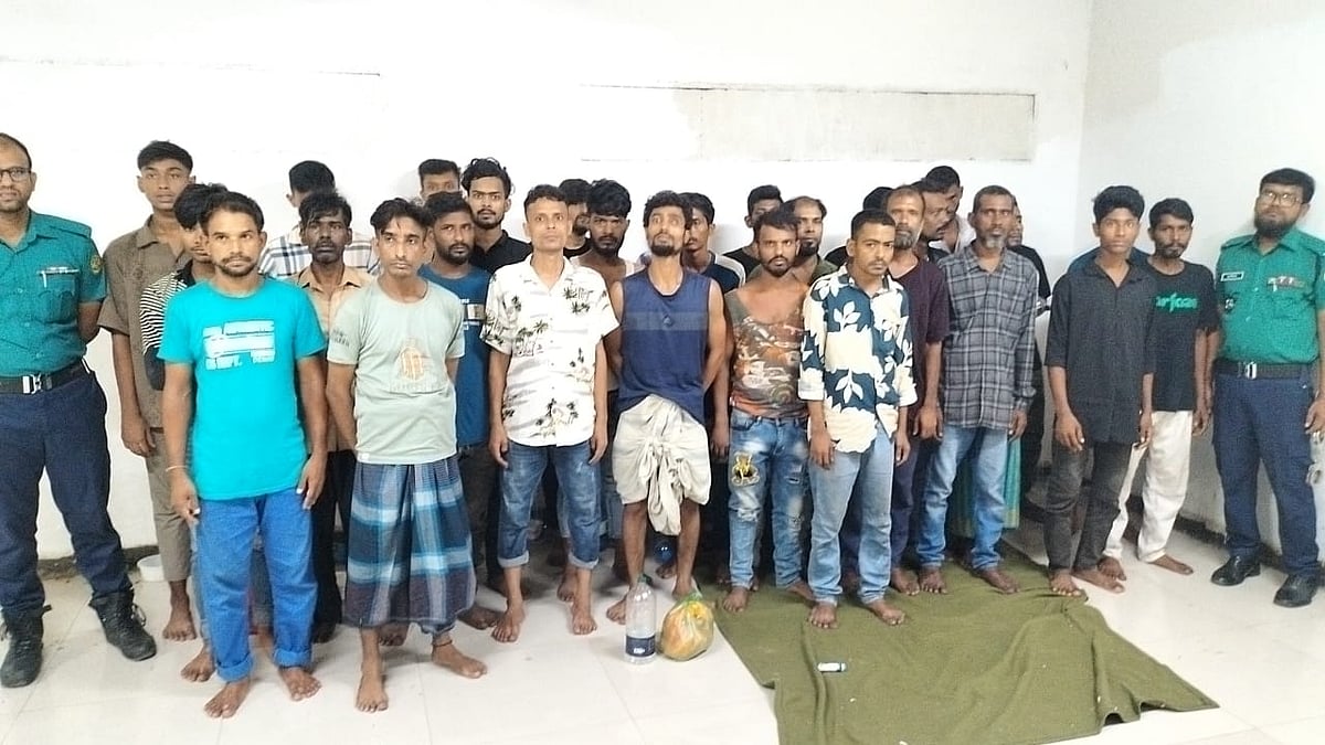 রাজধানীর মোহাম্মদপুরে পুলিশের অভিযানে গ্রেপ্তার ব্যক্তিরা