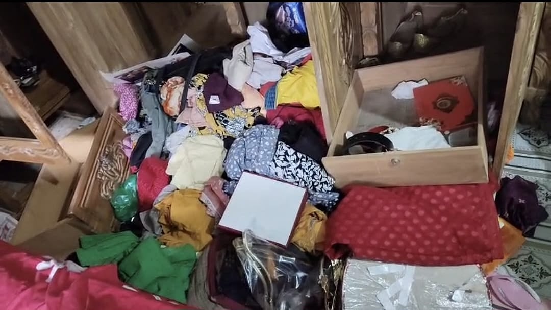 ডাকাত দল বাড়ির আলমারি ভাঙচুর ও জিনিসপত্র তছনছ করে। গতকাল বুধবার রাতে গাজীপুর নগরের পশ্চিম ধীরাশ্রম এলাকায়