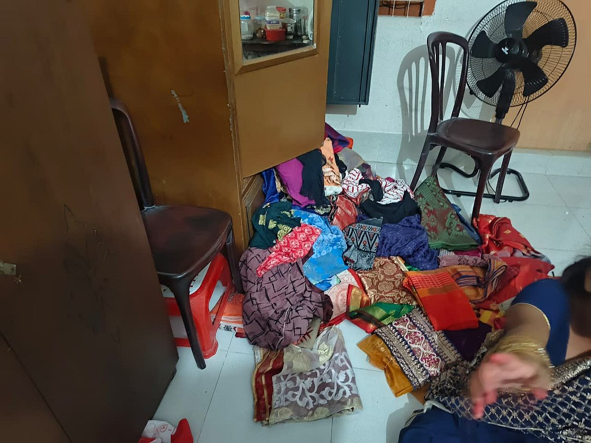 ঘরের আসবাব , কাপড়চোপড় এলোমেলো করে রেখে যায় চোর