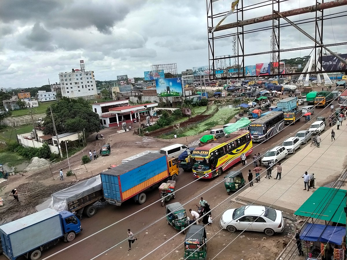ঢাকা সিলেট মহাসড়কে দীর্ঘ যানজট। বৃহস্পতিবার দুপুরে ব্রাহ্মণবাড়িয়ার সরাইল বিশ্বরোড মোড় এলাকায়