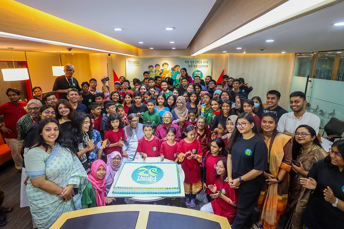 কিশোর আলো নিজেই কৈশোরে পা দিয়েছে। ১২তম জন্মবার্ষিকীতে শিশু–কিশোর তরুণকে নিয়ে কেক কাটেন বিশ্বসাহিত্য কেন্দ্রের প্রতিষ্ঠাতা অধ্যাপক আবদুল্লাহ আবু সায়ীদসহ অতিথিরা। গতকাল ঢাকার কারওয়ান বাজারে প্রথম আলো কার্যালয়ের সভাকক্ষে