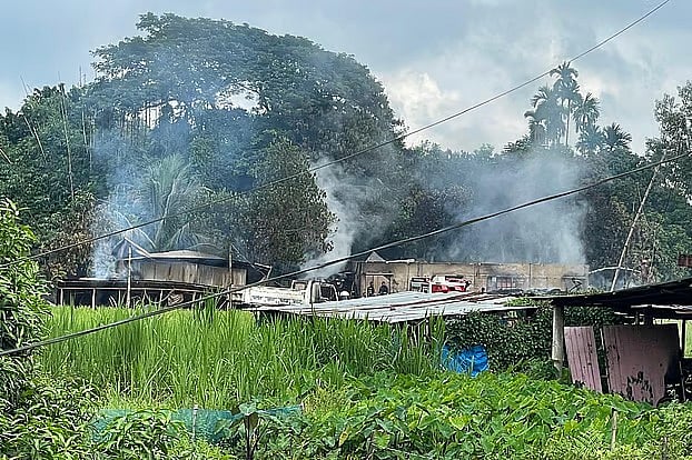 খাগড়াছড়ির গুইমারার রামেসু বাজার এলাকায় গত রোববার আগুন দেওয়া হয় বেশ কিছু ঘরবাড়িতে। সোমবার সকালেও কিছু ঘর থেকে আগুনের ধোঁয়া উড়তে দেখা যায়