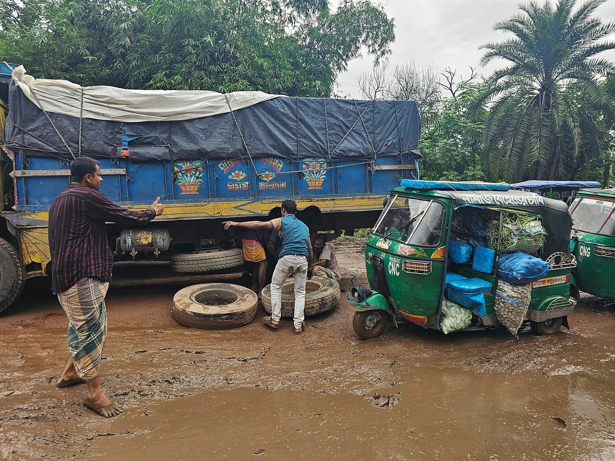 পণ্যবাহী ট্রাক বিকল হয়ে পড়ায় দীর্ঘ যানজটের সৃষ্টি হয়। আজ বৃহস্পতিবার