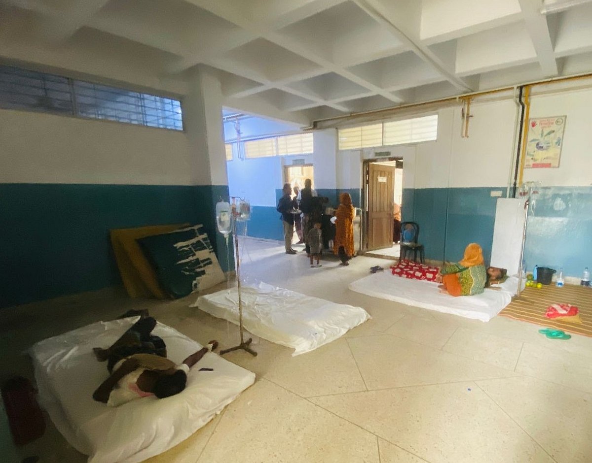 শয্যা না পেয়ে অনেক ডেঙ্গু রোগী মেঝেতে বিছানা পেতে চিকিৎসা নিচ্ছেন। গতকাল বুধবার দুপুরে নারায়ণগঞ্জ জেনারেল হাসপাতালে