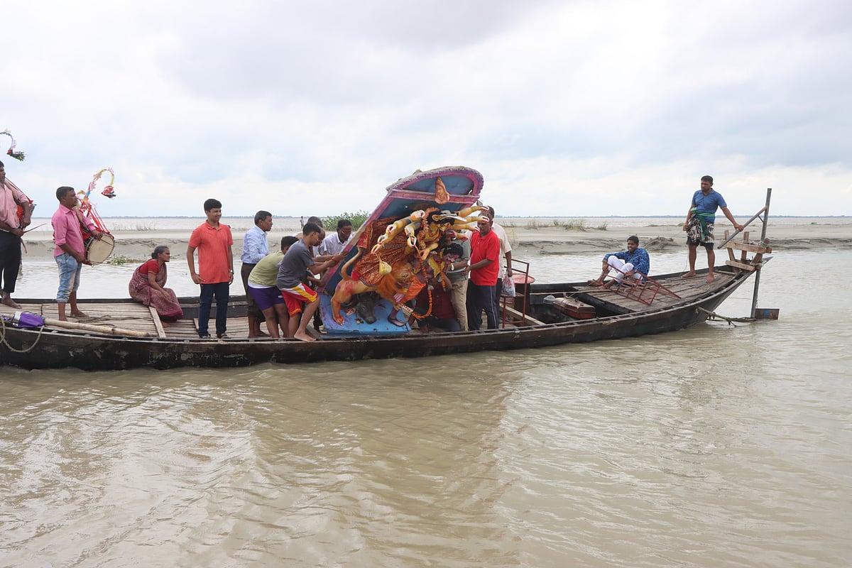 রাজশাহীতে প্রতিমা বিসর্জন। বৃহস্পতিবার নগরের পদ্মা নদীর মুন্নুজান ঘাট এলাকায়
