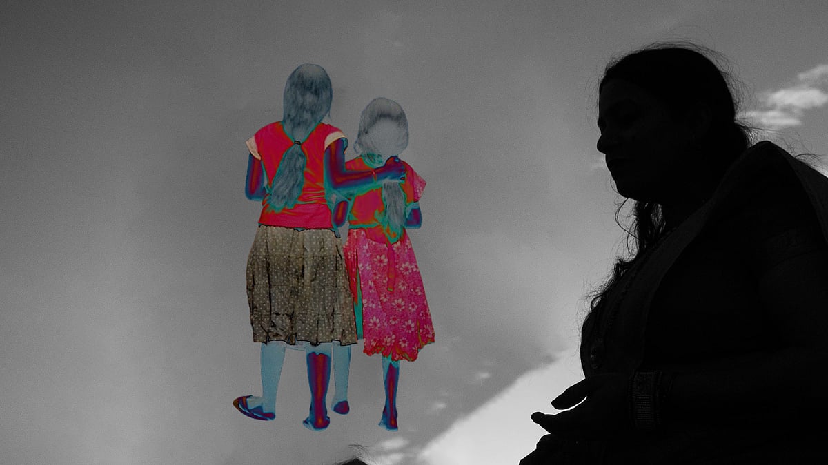 পাশের ফ্ল্যাটে থাকতেন এক ভদ্রমহিলা, তাঁর দুই মেয়ে—মীম আর নুন