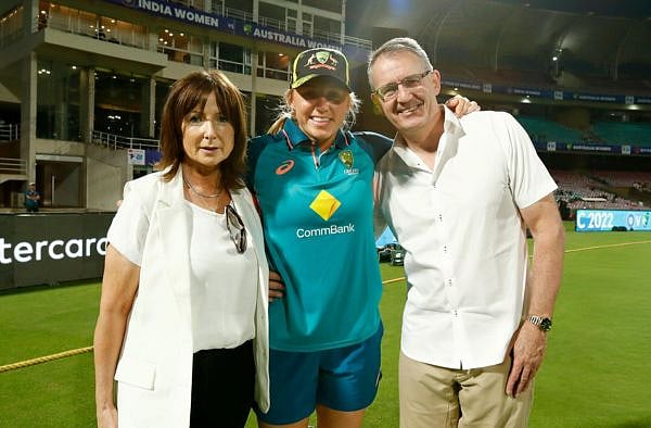 বাবা জনাথন গার্থ ও মা ম্যাকডোনাল্ডের মাঝে কিম গার্থ