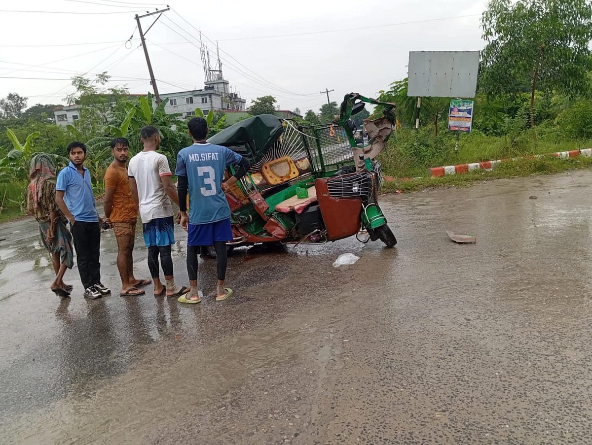 দুর্ঘটনাকবলিত সিএনজিচালিত অটোরিকশা। আজ শুক্রবার সকালে গাজীপুরের কালীগঞ্জ উপজেলার টঙ্গী-ঘোড়াশাল বাইপাস সড়কের দেওপাড়া চত্বর এলাকায়