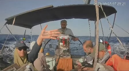 ইসরায়েলি নৌবাহিনীর সদস্যদের হাতে আটকের আগমুহূর্তে গ্লোবাল সুমুদ ফ্লোটিলার সর্বশেষ নৌযান দ্য ম্যারিনেটের অধিকারকর্মীরা। শুক্রবার সকালে ভূমধ্যসাগরে গাজা উপকূল থেকে ৭৯ কিলোমিটার দূরে