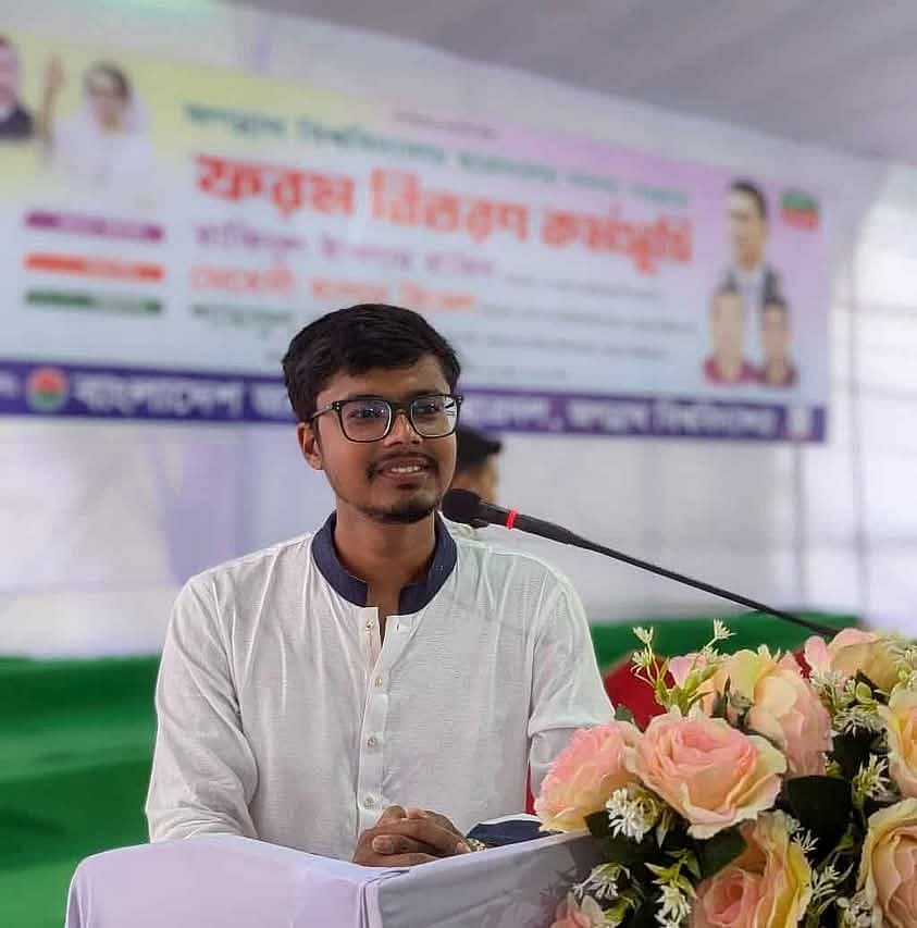 জগন্নাথ বিশ্ববিদ্যালয় শাখা ছাত্রদলের যুগ্ম আহ্বায়ক হাসিবুর রহমান শুক্রবার রাতে পুরান ঢাকায় একটি রেস্তোরাঁয় খাওয়ার সময় অসুস্থ হয়ে মারা গেছেন