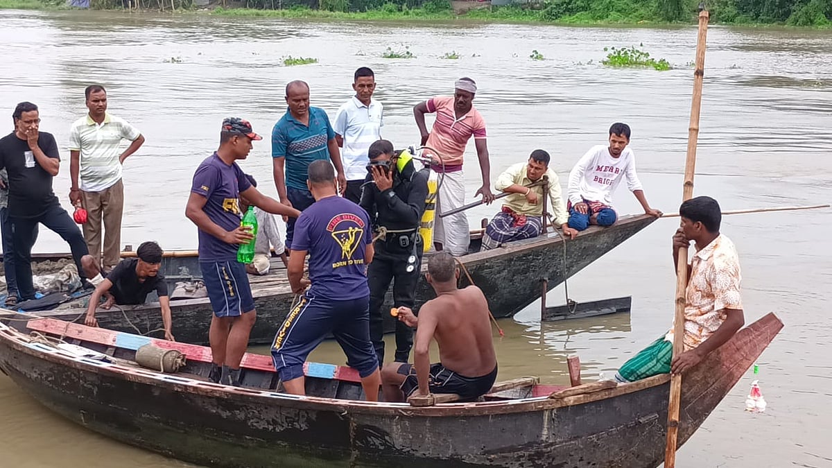 নিখোঁজ আরেক শিশুর সন্ধানে উদ্ধার অভিযান চালাচ্ছে ফায়ার সার্ভিসের ডুবুরি দল। আজ শুক্রবার সকালে গাজীপুরের কালিয়াকৈর উপজেলার চাপাইর এলাকায়