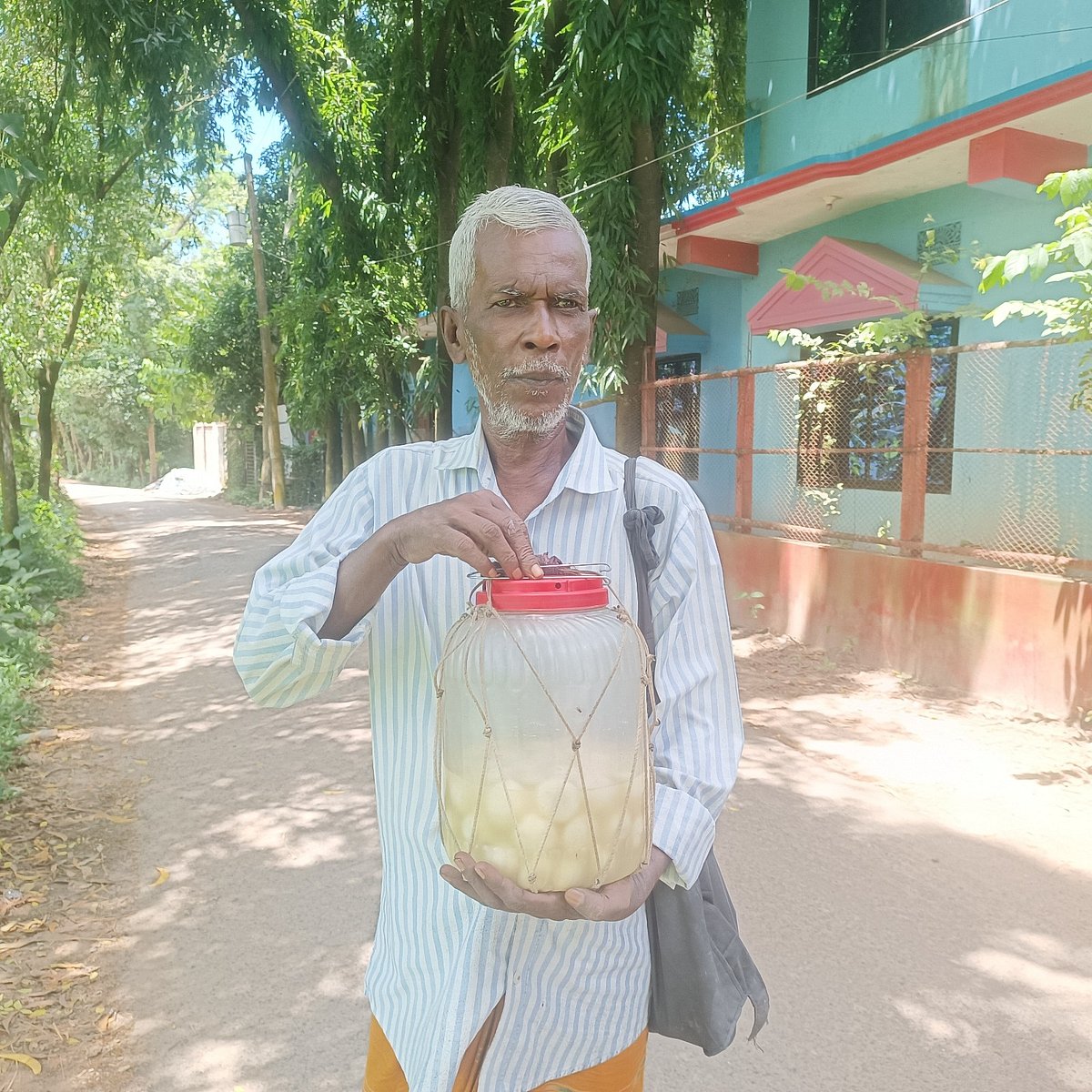 রসগোল্লা নিয়ে গ্রামে গ্রামে বিক্রি করছেন অধীর দাশ। সম্প্রতি চট্টগ্রামের লোহাগাড়ার সুখছড়ি গ্রামে