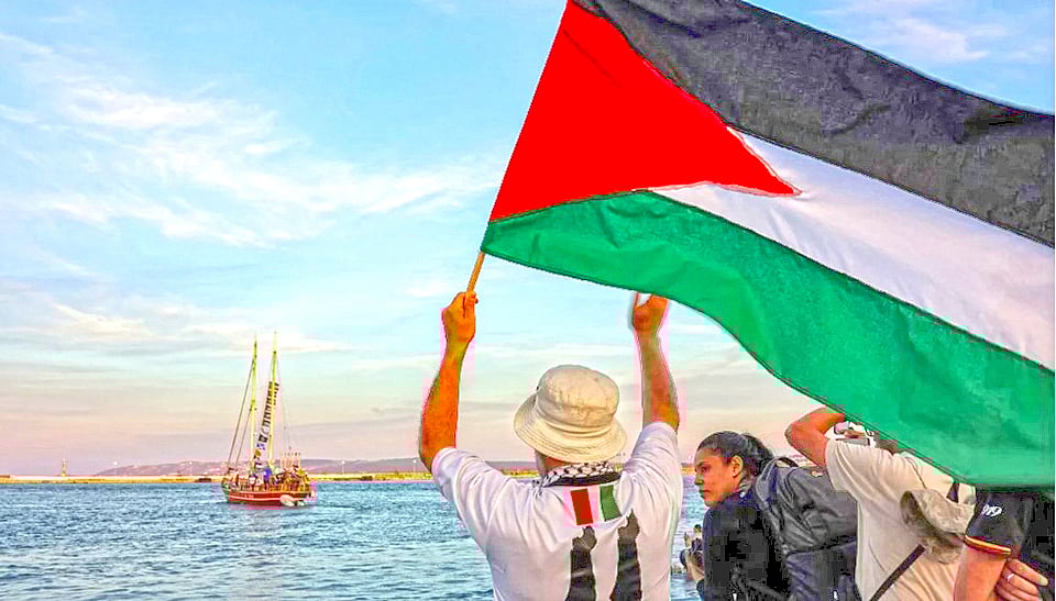 গ্লোবাল সুমুদ ফ্লোটিলায় যোগ দিতে তিউনিসিয়ার বন্দরে একটি নৌযানকে ফিলিস্তিনের পতাকা হাতে বিদায় জানাচ্ছেন একজন আন্দোলনকর্মী। ১৪ সেপ্টেম্বর, এএফপি