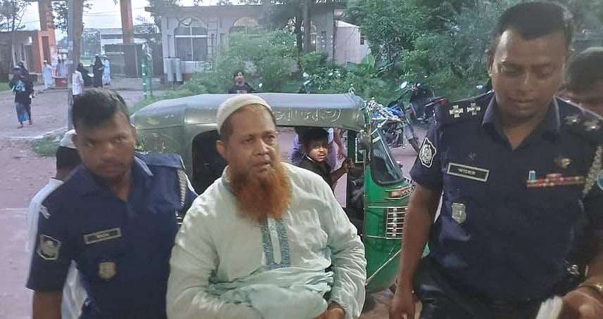 মামলার প্রধান আসামি শাহজাহানকে (৫০) গ্রেপ্তার করেছে পুলিশ। শুক্রবার সন্ধ্যায় থানা প্রাঙ্গণে