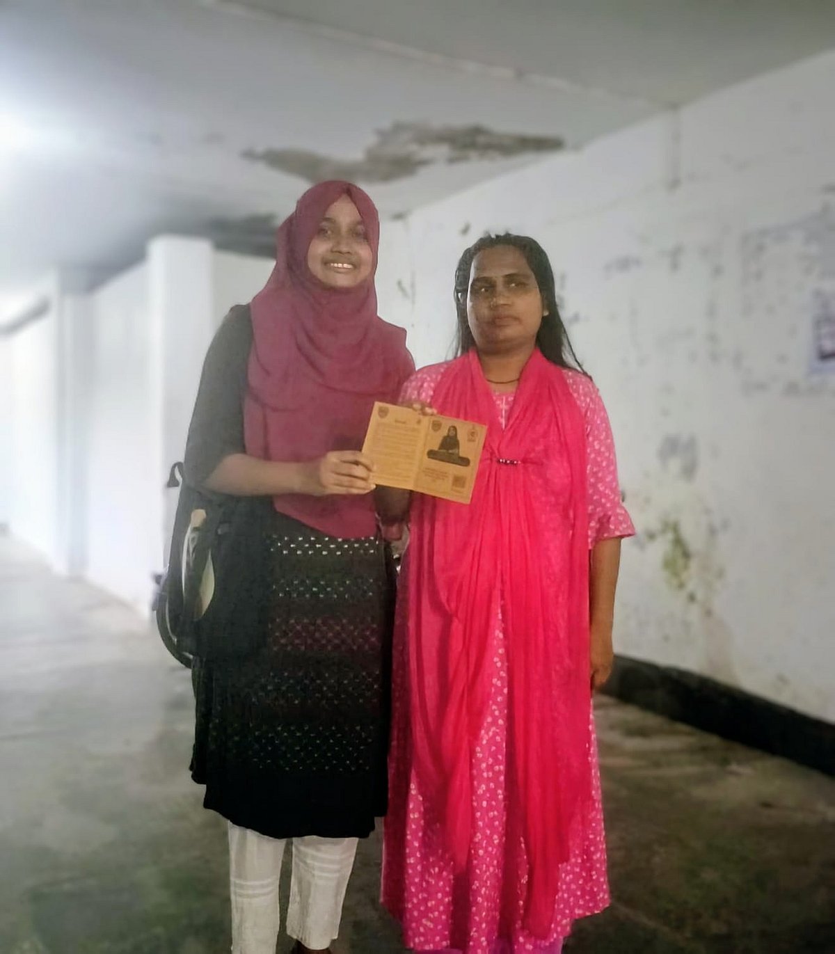 দৃষ্টিপ্রতিবন্ধী শিক্ষার্থীর হাতে নিজের প্রচারপত্র তুলে দিচ্ছেন চট্টগ্রাম বিশ্ববিদ্যালয়ের শামসুন্নাহার হলের ভিপি প্রার্থী। সম্প্রতি তোলা