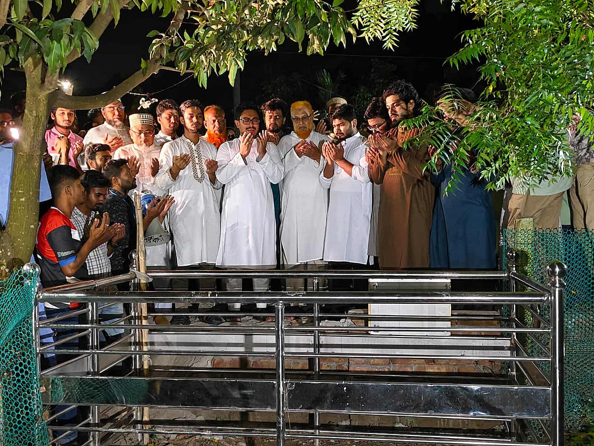 কুষ্টিয়া কুমারখালী উপজেলার রায়ডাঙ্গা গ্রামে আবরার ফাহাদের কবর জিয়ারত করেন ডাকসুর ভিপি সাদিক কায়েমসহ অন্য নেতারা। গতকাল বৃহস্পতিবার রাতে তোলা