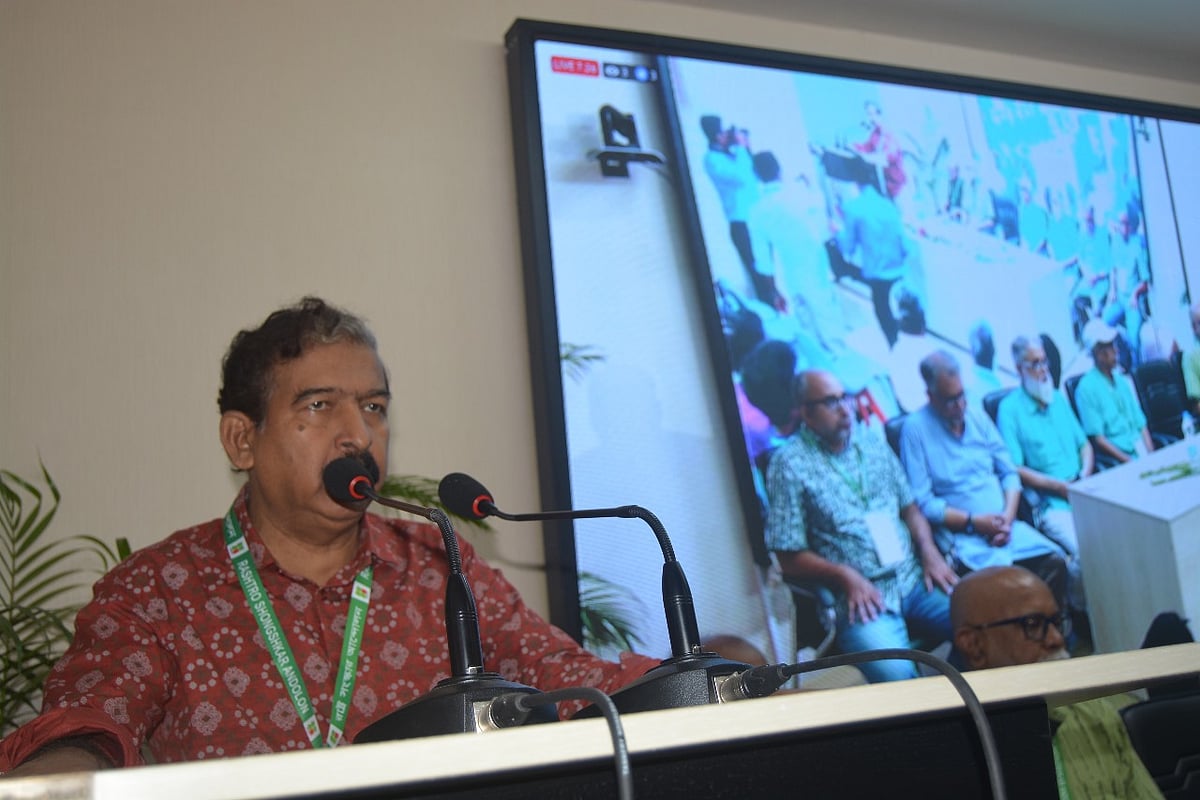 রাষ্ট্র সংস্কার আন্দোলনের বিশেষ প্রতিনিধি সম্মেলনে স্বাগত বক্তব্য দেন দলের নবনির্বাচিত সভাপতি হাসনাত কাইয়ূম। আজ শুক্রবার রাজধানীর জোয়ার সাহারা এলাকায় অবস্থিত এসএকে সেন্টারে