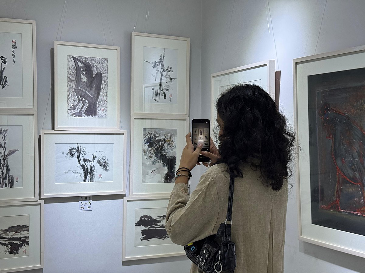 শিল্পী ত্রিবেদী গুপুর একক চিত্র প্রদর্শনী ‘অন দ্য হরাইজন’ দেখছেন দর্শক। শুক্রবার রাজধানীর উত্তরার গ্যালারি কায়ায় শুরু হয়েছে এই প্রদর্শনী