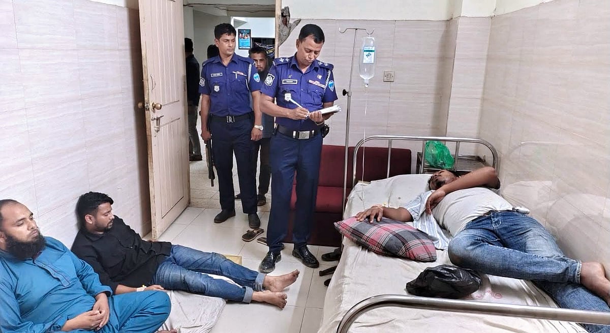 হামলায় আহত সাংবাদিকেরা দেবীদ্বার উপজেলা স্বাস্থ্য কমপ্লেক্সে চিকিৎসা নিয়েছেন। গতকাল বৃহস্পতিবার সন্ধ্যায়