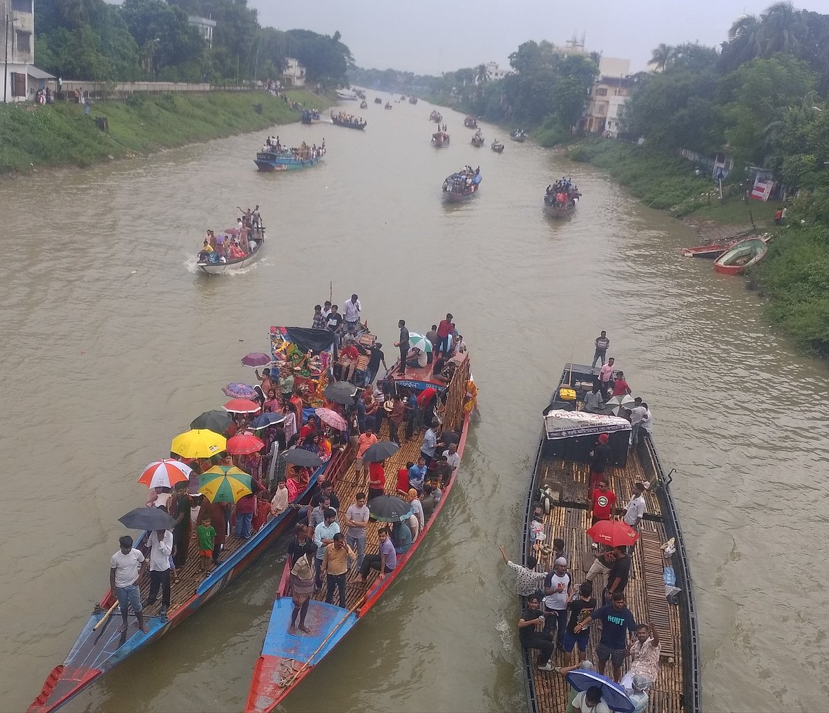 নওগাঁর ছোট যমুনা নদীতে নৌ শোভাযাত্রার মধ্য দিয়ে দুর্গাপূজার প্রতিমা বিসর্জন করেন জেলার সনাতন ধর্মাবলম্বীরা। ছোট আত্রাই নদে এমনই এক আয়োজনে নৌকা থেকে পড়ে নিখোঁজ হয় কিশোর রনি। ছবিটি গতকাল বৃহস্পতিবার বিকেলে তোলা